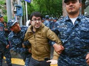 Die Polizei in Armenien führt zahlreiche Demonstranten bei Protestaktionen gegen die armenische Regierung ab. (Bild: KEYSTONE/AP PAN Photo/HRANT KHACHATRYAN)