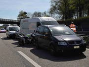 Auf der Autobahn A1 bei Subingen SO sind sechs Fahrzeuge auf einander aufgefahren. (Bild: Polizei Kanton Solothurn)