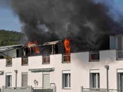 Die Bewohner müssen vorerst andernorts unterkommen: Brand in einem Wohnkomplex in Wangen bei Olten. (Bild: Kapo SO)