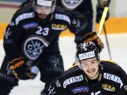 Reihenweiser Torjubel: Luganos Spieler konnten sich im fünften Playoff-Finalspiel gegen die ZSC Lions mehrmals feiern lassen (Bild: KEYSTONE/TI-PRESS/GABRIELE PUTZU)