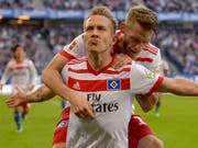 Dürfen nach dem Sieg gegen Freiburg wieder leise auf den Ligaerhalt hoffen: die Hamburger Spieler Lewis Holtby (vorne) und Aaron Hunt (Bild: KEYSTONE/AP dpa/AXEL HEIMKEN)