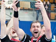 Winterthurs Marcel Hess stemmt den Cup-Pokal in die Höhe (Bild: KEYSTONE/CHRISTIAN MERZ)