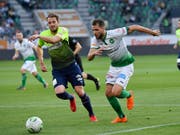 Den Ball im Auge, am Ende mit seinem Tor Thuns Matchwinner: Roy Gelmi, hier im Laufduell mit dem St. Galler Roman Buess (Bild: KEYSTONE/GIAN EHRENZELLER)