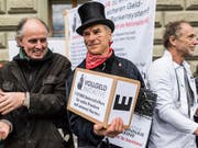 Zur Abstimmung über die Vollgeld-Initiative hat ein Aargauer eine Abstimmungsbeschwerde eingereicht. Im Bild: Als Berufsleute verkleidete Aktivisten bei der Einreichung der Initiative im Dezember 2015. (Bild: KEYSTONE/ALESSANDRO DELLA VALLE)