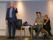 Armeniens Ex-Präsident und jetziger Regierungschef Sersch Sargsjan (l) beim Treffen mit Oppositionsführer Nikol Paschinjan (r), das er vor laufenden Kameras abbrach. Paschinjan wurde nach dem kurzen Treffen von der Polizei festgenommen. (Bild: Keystone/AP/HRANT KHACHATRYAN)