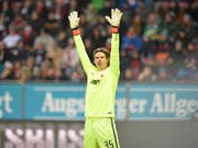 Der FC Augsburg mit Goalie Marwin Hitz schaffte bereits drei Runden vor Schluss den Klassenerhalt in der Bundesliga (Bild: KEYSTONE/EPA/TIMM SCHAMBERGER)