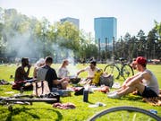 Wie Sommerferien im Frühling: Das sonnige Wetter lockte die Menschen ins Freie. Im Bild die Zürcher Josefwiese am Samstag. (Bild: KEYSTONE/ENNIO LEANZA)