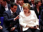 Der mexikanische Präsident Enrique Peña Nieto (links) unterhält sich bei der Eröffnung der Hannover Messe mit Kanzlerin Angela Merkel. (Bild: KEYSTONE/EPA/SRDJAN SUKI)
