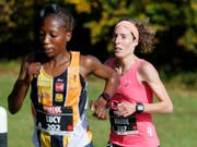Maude Mathys (rechts) gewann den Zürich Marathon nach einer hervorragenden Leistung (Bild: KEYSTONE/PETER KLAUNZER)