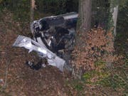 Ein Autofahrer ist in Appenzell Ausserrhoden von der Strasse abgekommen und 30 Meter tief in einen Wald gestürzt. (Bild: Kantonspolizei Appenzell Ausserrhoden)