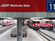Züge der Rhätischen Bahn im Bahnhof Chur. (Symbolbild) (Bild: KEYSTONE/ARNO BALZARINI)