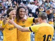 Berner Jubel mit Miralem Sulejmani, Kevin Mbabu und Christian Fassnacht (Bild: KEYSTONE/PETER SCHNEIDER)