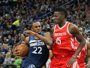 Clint Capela (rechts) muss mit den Houston Rockets in den NBA-Playoffs erstmals als Verlierer vom Parkett (Bild: KEYSTONE/AP/JIM MONE)