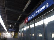 Zwei Männer und eine Frau wurden mit einer mutmasslichen Drogenüberdosis vom Bahnhof Freiburg ins Spital gebracht. Am Sonntag waren sie ausser Lebensgefahr. (Archivbild). (Bild: Keystone/PETER KLAUNZER)