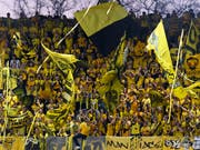 Noch gibt es am Sonntag keine Meisterparty, die YB-Fans jubeln trotzdem (Bild: KEYSTONE/ANTHONY ANEX)