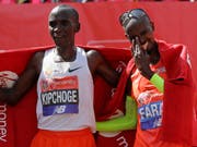 Sieger Eliud Kipchoge (links) und der drittplatzierte britische Laufheld Mo Farah (Bild: KEYSTONE/AP/KIRSTY WIGGLESWORTH)