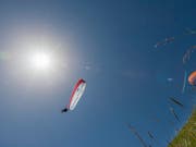 Was ist geschehen? In einer grossen Suchaktion wird ein möglicherweise abgestürzter Gleitschirmflieger im Kanton St. Gallen gesucht. (Bild: KEYSTONE/GIAN EHRENZELLER)