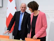 Die Zufriedenheit der Beamten mit ihrer Arbeit im Departement von Bundesrat Ueli Maurer ist laut einer Umfrage der Bundesverwaltung deutlich niedriger als im Departement von Bundesrätin Doris Leuthard. (Bild: KEYSTONE/ANTHONY ANEX)