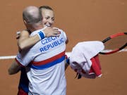 Petra Kvitova freut sich mit Captain Petr Pala (Bild: KEYSTONE/EPA/DANIEL KOPATSCH)