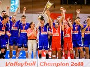 Die Volleyballer von Näfels freuen sich über den Meisterpokal (Bild: KEYSTONE/VALENTIN FLAURAUD)