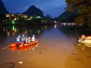Chinesische Rettungsmannschaften konnten zahlreiche Vermisste nur noch tot bergen, nachdem es beim Training für das Drachenbootfest einen schweren Unfall gab. (Bild: KEYSTONE/AP CHINATOPIX)
