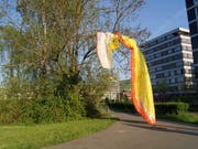 Ein 33-jähriger Gleitschirmpilot ist in Zug beim Landemanöver abgestürzt. Er zog sich dabei erhebliche Verletzungen zu. (Bild: Zuger Strafverfolgungsbehörden)