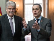 Bundesrat Ignazio Cassis (rechts) mit seinem spanischen Amtskollegen, Aussenminister Alfonso Dastis; am Montag in Bern. (Bild: KEYSTONE/AP Keystone/PETER SCHNEIDER)