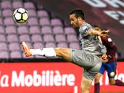 Raphaël Nuzzolo mit akrobatischer Einlage in Genf (Bild: KEYSTONE/ALAIN GROSCLAUDE)