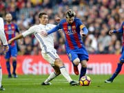 Das Duell der beiden Giganten: Cristiano Ronaldo und Lionel Messi (Bild: KEYSTONE/AP/MANU FERNANDEZ)