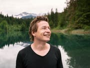 Mit seinem neuen Roman "Der letzte Schnee" hat der Bündner Autor Arno Camenisch die Herzen der Buchhändlerinnen und Buchhändler erobert. (Bild: Keystone/CHRISTIAN BEUTLER)