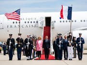 Frankreichs Präsident Emmanuel Macron und Gattin Brigitte bei ihrer Ankunft in Washington (Bild: KEYSTONE/EPA/JIM LO SCALZO)