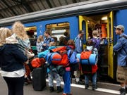 Im öffentlichen Verkehr kommt es nächstes Jahr zu keinen allgemeinen Preiserhöhungen: Dank Mehrwertsteuersenkung sowie der Einführung des Ausflugs-Abos können Freizeit- und Gelegenheitsfahrer sogar von vergünstigten Tickets profitieren. (Bild: KEYSTONE/REGINA KUEHNE)