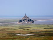 Weil ein Mann die Polizei bedroht hatte, wurde die Klosterinsel Mont-Saint-Michel am Sonntag gesperrt. Nun wurde der Mann verhaftet. (Bild: KEYSTONE/EPA POOL/YOAN VALAT / POOL)