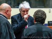 In Den Haag hat am Montag der Berufungsprozess des früheren bosnischen Serbenführers Radovan Karadzic (Mitte) begonnen. Der 72-Jährigen fordert im Völkermord-Prozess einen Freispruch. (Bild: Keystone/EPA REUTERS POOL/YVES HERMAN / POOL)