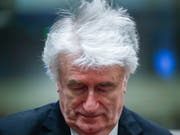 Die Anklage fordert lebenslang Gefängnis, die Verteidigung Freispruch: Der Berufungsprozess in Den Haag gegen Karadzic hat begonnen. (Bild: KEYSTONE/EPA REUTERS POOL/YVES HERMAN / POOL)