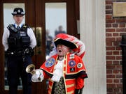 Stadtschreier Tony Appleton verkündet vor dem St. Mary's Hospital die Geburt des royalen Babys. So viel ist bekannt: Es ist ein Knabe. (Bild: KEYSTONE/AP/KIRSTY WIGGLESWORTH)