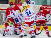 Lakers-Stürmer Corsin Casutt (Nummer 14) erzielt hier das 1:0. (Bild: Keystone/PATRICK B. KRAEMER)