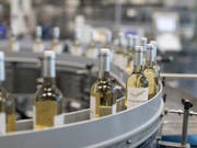 Konsumenten und Konsumentinnen in der Schweiz ersetzen Schweizer Wein offenbar nicht gerne durch ausländischen: Abfüllanlage der Weinabfüllerei "Cave" in Pratteln BL. (Bild: Keystone/GAETAN BALLY)