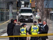 Im Hintergrund ist der weisse Lieferwagen zu sehen, mit dem in Toronton zehn Personen getötet wurden. (Bild: KEYSTONE/AP The Canadian Press/AARON VINCENT ELKAIM)