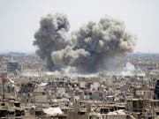 Selbst die syrische Hauptstadt Damaskus ist vom Krieg nicht verschont: Rauch über dem Viertel Hadschar al-Aswad, das von der Terrormiliz Islamischer Staat (IS) drangsaliert wird (Aufnahme vom 24. April 2018). (Bild: KEYSTONE/EPA/YOUSSEF BADAWI)