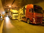 Vier Lastwagen und ein Auto waren involviert in einen Unfall im Tunnel Eich auf der A2. (Bild: Luzerner Polizei)