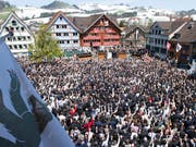 Die Innerrhoder Landsgemeinde in Appenzell vom 29. April 2018 wird erstmals von Dometschern in Gebärdensprache übersetzt (Archivbild Landsgemeinde 2017) (Bild: KEYSTONE/THOMAS DELLEY)