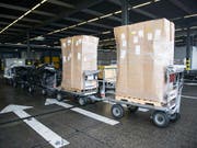 Blick in den Frachtverlad des Flughafen in Zürich: Die Schweizer Exporte sind im ersten Quartal 2018 um 0,2 Prozent gestiegen. (Bild: KEYSTONE/ENNIO LEANZA)