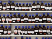 Der Bund bewilligte im Jahr 2014 eine Lieferung von Isopropanol nach Syrien, eine Substanz für die Herstellung von Pharmazeutika, aber auch von Chemiewaffen. (Symbolbild) (Bild: KEYSTONE/GAETAN BALLY)
