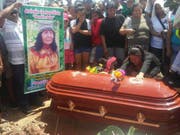 Dorfbewohner trauern nach dem gewaltsamen Tod von Arévalo: Zwei Einheimische sollen den Mann getötet haben, der mutmasslich im Drogenrausch die Schamanin erschossen haben soll. (Bild: KEYSTONE/AP La Gaceta Ucayalina)