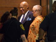 Der angeklagte US-Entertainer Bill Cosby und seine Frau Camille bei der Ankunft im Gericht in Norristown. (Bild: KEYSTONE/AP The Philadelphia Inquirer/JESSICA GRIFFIN)