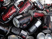 Coca Cola Zero Sugar und Kaffee bescheren dem Getränkeriesen Coca-Cola im ersten Quartal einen Gewinnsprung. (Symbolbild) (Bild: KEYSTONE/AP/WILFREDO LEE)