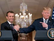 Komplizenhafter Händedruck während der Medienkonferenz von US-Präsident Donald Trump (r) und seinem französischen Gast Emmanuel Macron. (Bild: KEYSTONE/AP/ANDREW HARNIK)