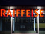 Nach der Affäre um den einstigen Raiffeisen-Chef Pierin Vincenz ist das Image der Bankengruppen ramponiert. Deshalb wurden die Vergütungen für den Verwaltungsrat und das Management überdacht. (Symbolbild) (Bild: KEYSTONE/GIAN EHRENZELLER)