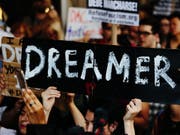 US-Präsident Donald Trump darf das Programm zum Schutz junger Einwanderer ("Dreamer") vorerst nicht einstellen. (Symbolbild) (Bild: KEYSTONE/EPA/ALBA VIGARAY)